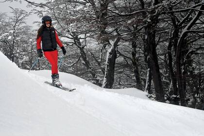 Concepción, con un outfit de leggings coloradas y chaleco negro de Moncler
