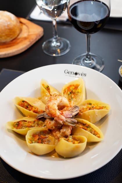 Conchiglioni gamberi (pasta seca italiana con brunoise de vegetales y langostinos), una de las recetas de los inmigrantes que rescatan con maestría.