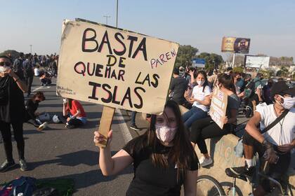 CONCIENCIA JOVEN. Protesta en Rosario por las quemas en las islas del Delta del Paraná, en agosto