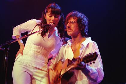 Concierto de María Gabriela Epumer en el Club del Vino, acompañada por Charly Garcia (1999)