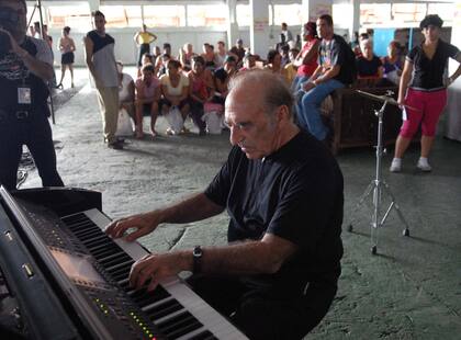 Concierto en un fábrica de jugos en Cuba, en 2007, en el marco de la XVI Feria del Libro