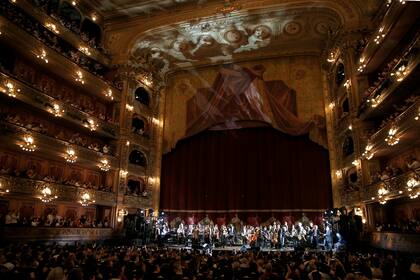 Concierto final del ciclo LN Cultura en el Teatro Colón Homenaje a Gustavo Cerati sinfonico, con Alejandro Terán, Twitty Gonzalez Orquesta y cantantes invitados.