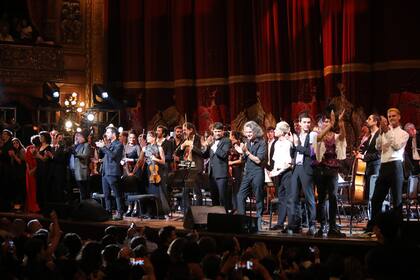 Tarea cumplida: los cantantes y los integrantes de la Orquesta Hypnofón reciben los aplausos del público