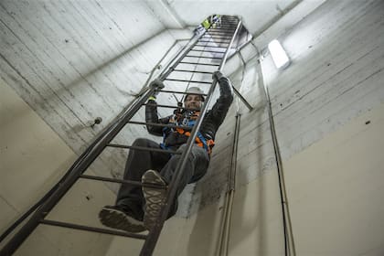 Emiliano Molina emprende el ascenso de los 206 escalones