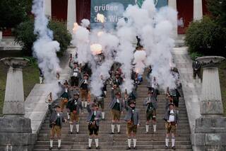 Concluye feria cervecera Oktoberfest en Alemania con tradicional saludo bávaro