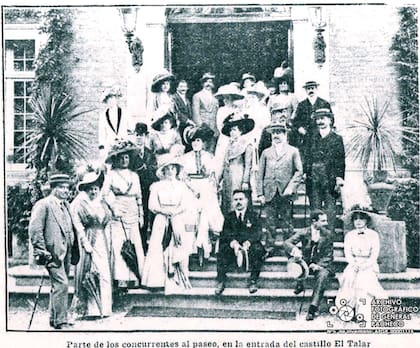 Concurrentes a un paseo en la entrada del castillo, año 1909, orinalmente publicada en Caras y Caretas (Archivo de Rosario García de Ferraggi)