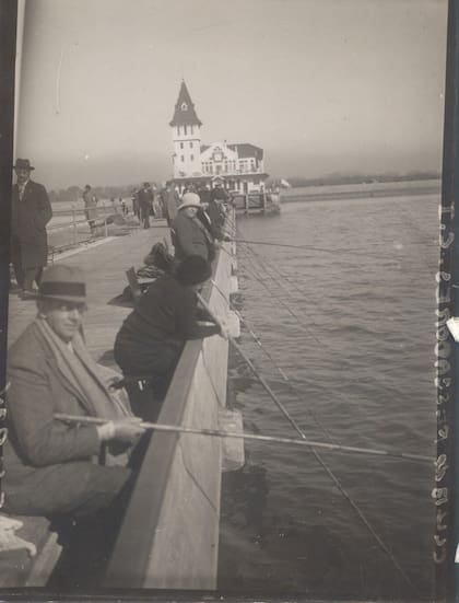 Concurso internacional de Pesca de agosto de 1934, en el que puede observarse el edificio ya casi terminado y la zona costera libre de toda otra construcción.