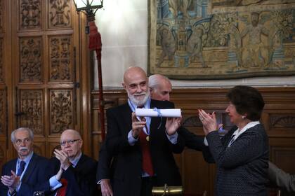 Conde con el diploma que lo acredita como flamante integrante de la Academia Argentina de Letras