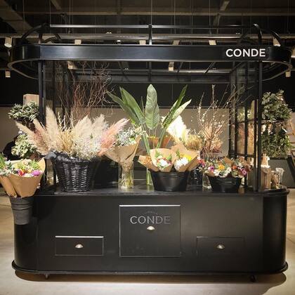 Conde Florería desarrolló un nuevo concepto para lograr presencia por toda la ciudad: los puestos estilo pick up, en hierro, copan restaurantes, bares, tiendas de indumentaria y otros rubros