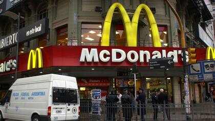 En la Argentina, con 5,69 dólares pueden obtenerse unos 7600 pesos, dinero suficiente para comprar una hamburguesa