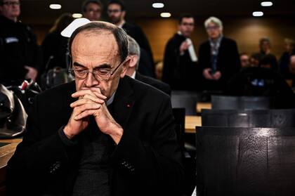 El cardenal francés Philippe Barbarin fue condenado a prisión por encubrir al sacerdote Bernard Preynat, quien abusó de múltiples personas en los años 70 y 80