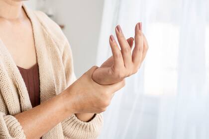 Condiciones como la artritis reumatoide también pueden ser un factor de riesgo.