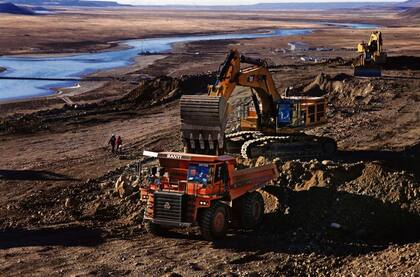 Movimientos de tierra en las márgenes del río Santa Cruz, donde se construirá la represa Cóndor Cliff