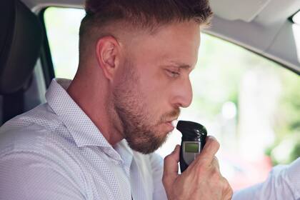 El estado mantiene estrictas sanciones para quienes conduzcan bajo los efectos del alcohol o las drogas (Canva)