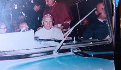 Conduce Ángel Milán; Juan Pablo II observa el camino atentamente.