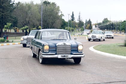 Conducido por Gabriela Crespi, el Mercedes Benz 220 SE lidera la caravana a la salida de la localidad de Crespo, considerada la capital de la avicultura. Dotto tiene ese vehículo desde hace más de veinte años: su anterior dueño fue Paco Mayorga, padre de Paquito Mayorga.