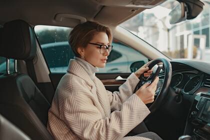 Conducir con el celular en mano es una de las infracciones más comunes que comenten los argentinos