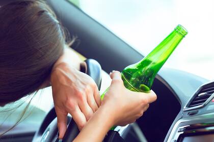 Conducir con envases de bebida alcohólica destapados en el auto también es ilegal