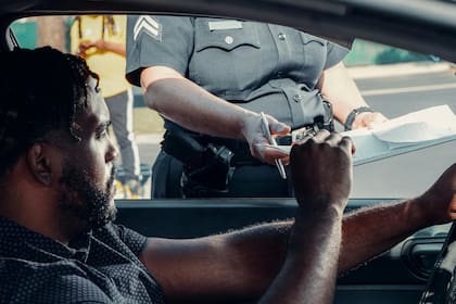 Conducir en Nueva York con un privilegio suspendido o revocado se considera Operación Agravada Sin Licencia (AUO), lo cual conlleva multas