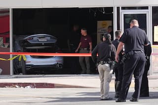 Conductora de 92 años atropella a un ciclista y choca contra tienda en Los Ángeles; hay 3 muertos