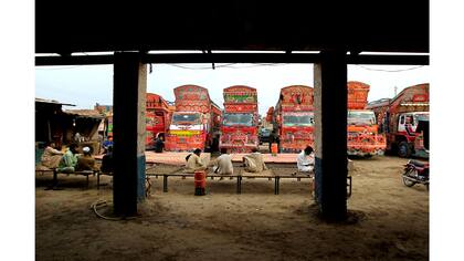 Conductores descansan en camas en una parada de camiones fuera de Faisalabad