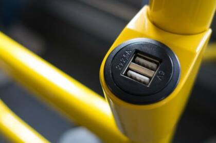 Conectar el teléfono a un puerto USB de un transporte podría ser peligroso