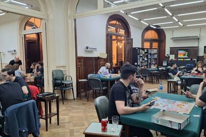 Conexión Berlín, comandado desde Alemania, donde vive su fundador, es una casa de juegos, con kiosco para algún tentempié