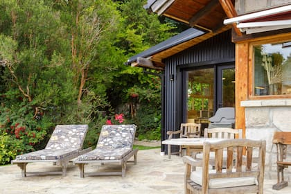 Conexión de la cocina con el taller, más retirado para no alterar la fachada.