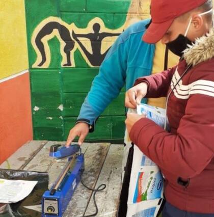 Confección durante el aislamiento de barbijos y material de protección. En la foto, elaboran abrigos de emergencia con insumos del reciclaje; son destinados a personas en situación de vulnerabilidad