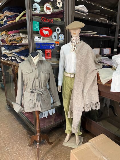 Confeccionan bombachas de distintos tipos de telas, desde gabardina hasta lino, lanas y cachemires. La moldería es la misma desde hace cien años.