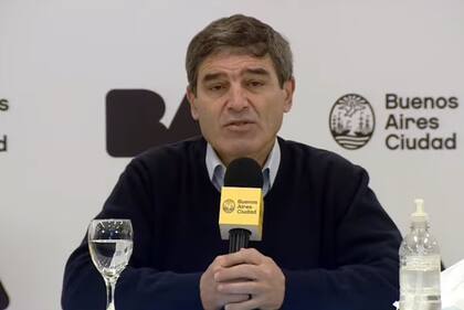 El ministro de Salud porteño, Fernán Quirós, consideró que aún es apresurado que no sea obligatorio el uso del barbijo en espacios abiertos