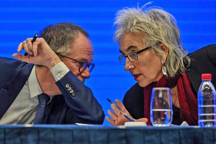 Acompañados por colegas chinos, los científicos hablaron sobre los hallazgos durante sus días en Wuhan