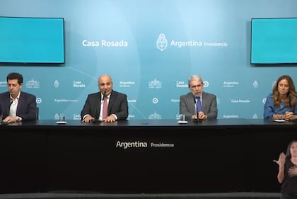 De Pedro, Manzur, Aníbal Fernández y Tolosa Paz, al término de la reunión de gabinete
