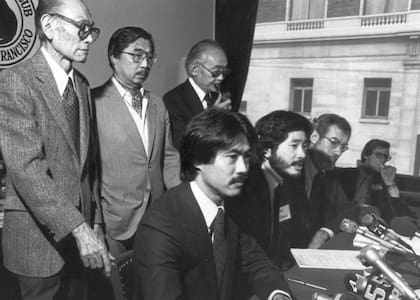 Conferencia de prensa de Fred y sus abogados cuando su caso fue reabierto en la década de 1980