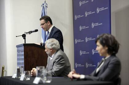 Guido Sandleris habla en conferencia de prensa, acompañado de Gustavo Cañonero y Verónica Rappoport, vicepresidentes del Banco Central