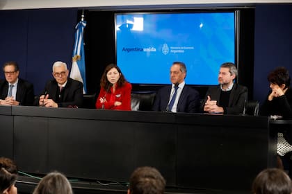 Conferencia de prensa de la Ministra de Economía, Silvina Batakis junto. Miguel Pesce, Julián Dominguez, Daniel Scioli, Matías Lammens y Mercedes Marcó Del Pont, en el Ministerio de Economía