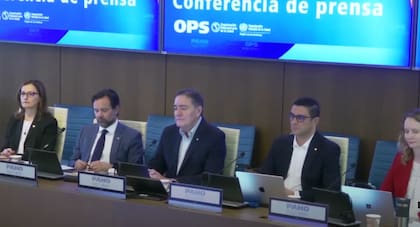 Conferencia de prensa de la OPS por la Semana de la Vacunación en América; en el centro, Jarbas Barbosa, el director del organismo