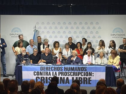 Conferencia de prensa de organismos de derechos humanos para exigir la flexibilización de la prisión domiciliaria de Cristina Kirchner