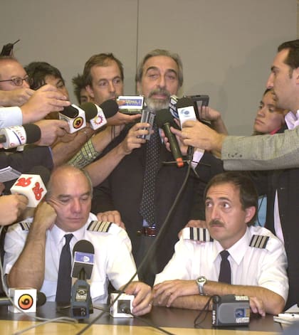 Conferencia de prensa de Perrotta y el segundo comandante de vuelo Cmte. Gabriel Rolandelli, detrás Julio Scaramella, vocero de la aerolínea.