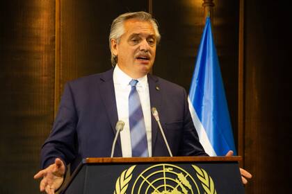 El Presidente destacó que no es una medida que quiera tomar, pero afirmó que los argentinos no producen en dólares