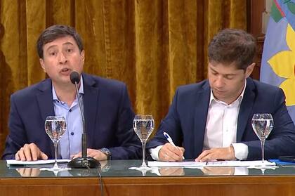 El ministro de Desarrollo Social, Daniel Arroyo, y el gobernador bonaerense, Axel Kicillof, firmarón el convenio para la entrega de las tarjetas alimentarias en la provincia.