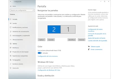 Configuración de varias pantallas en Windows. Se las puede disponer en el orden que ocupan en el mundo real con solo arrastrar y soltar