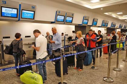 Conflicto en Aerolíneas Argentinas: los gremios anunciaron un paro de 24 horas para el próximo lunes