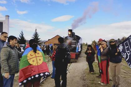 Conflicto Mapuche. Cortan las vías de La Trochita en Esquel