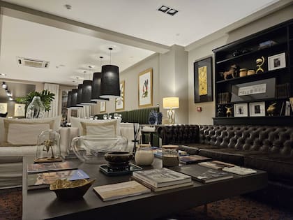 Confortables sillones y un clima cálido, el espacio ideal para el relax.