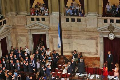 La Asamblea Legislativa se inició con el izamiento de la bandera