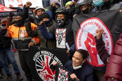 Congresistas como Alexandria Ocasio-Cortez han respaldado las demandas de los repartidores.