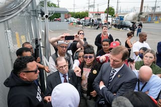 Congresistas visitan centro de detención en NJ donde activistas dicen que inmigrantes ayunan