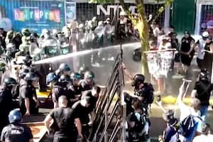 Enfrentamientos entre la Policía y manifestantes mientras se debate el presupuesto en Diputados