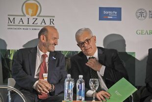 Víctor Accastello, presidente del congreso Maizar, y el ministro de Agricultura Julián Domínguez.